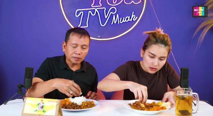 potret Ayu Ting Ting dan Ayah Rozak (youtube.com/Qiss You TV)