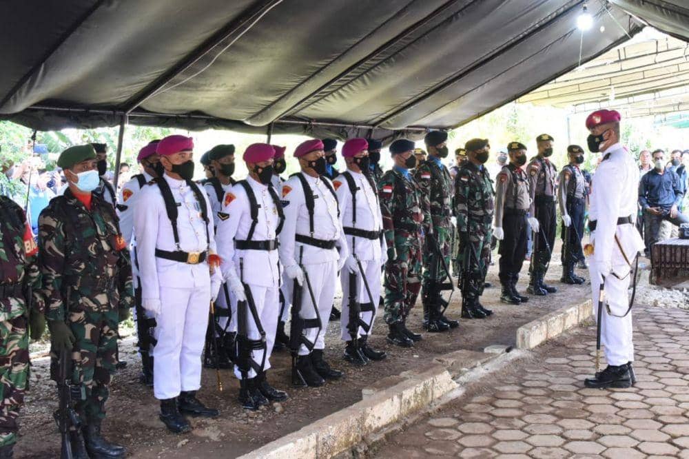 Suasana haru mewarnai upacara pemakaman Praka Marinir (Inf) Anumerta Wilson Anderson Here (www.instagram.com/@tni_angkatan_laut)