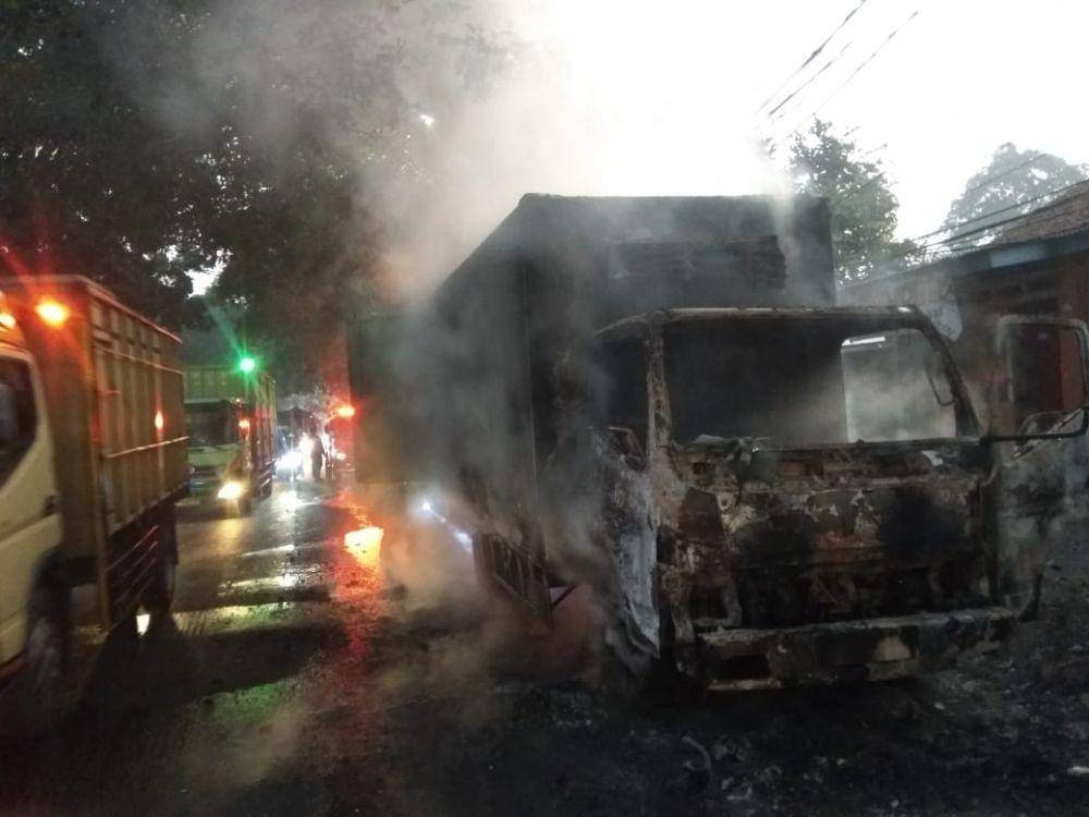 Truk pendingin makanan terbakar di Jalan Raya Narogong Bekasi. (Dokumen Damkar Kota Bekasi)