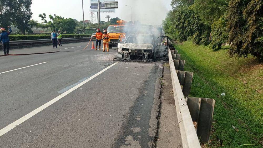 Mobil Peugeot terbakar di Tol JORR (Dokumen Damkar Kota Bekasi)