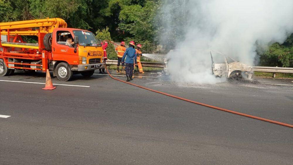 Mobil Peugeot terbakar di Tol JORR (Dokumen Damkar Kota Bekasi)