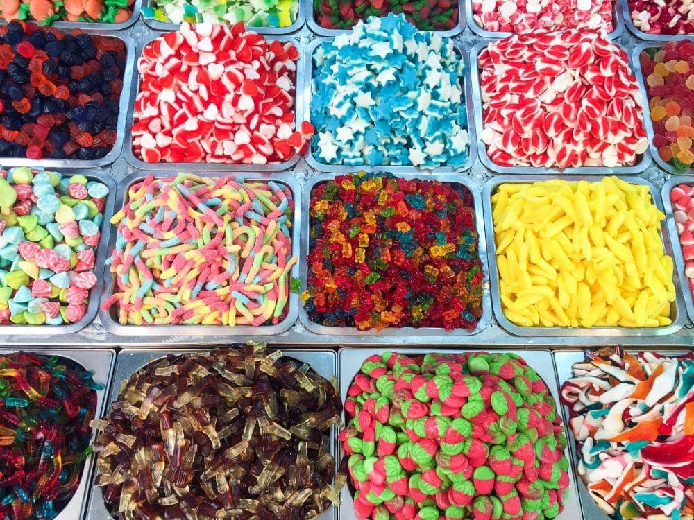 ilustrasi makanan dengan warna mencolok (unsplash.com/lajaxx)