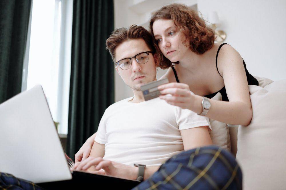 ilustrasi membelanjakan pacar (pexels.com/Thirdman)