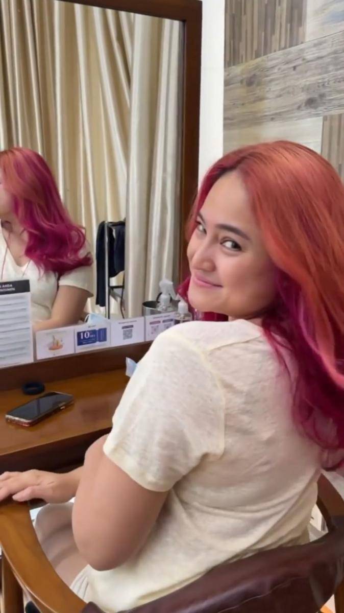 Marshanda mengganti warna rambutnya menjadi peach dan hot pink. (instagram.com/marshanda99)