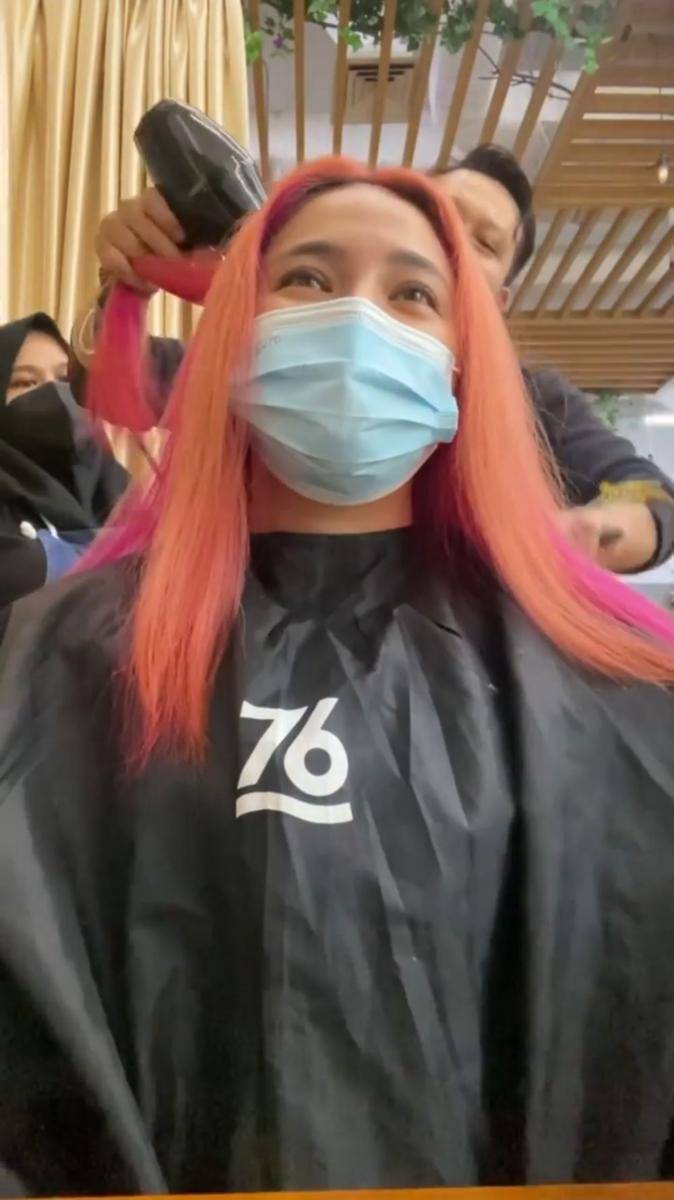 Marshanda mengganti warna rambutnya menjadi peach dan hot pink. (instagram.com/marshanda99)