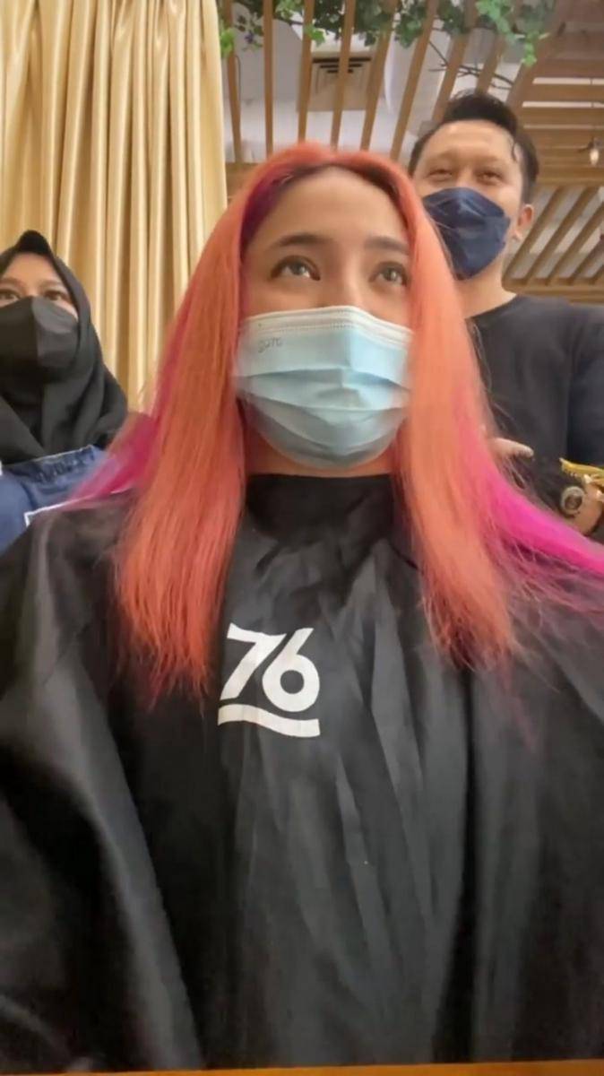 Marshanda mengganti warna rambutnya menjadi peach dan hot pink. (instagram.com/marshanda99)