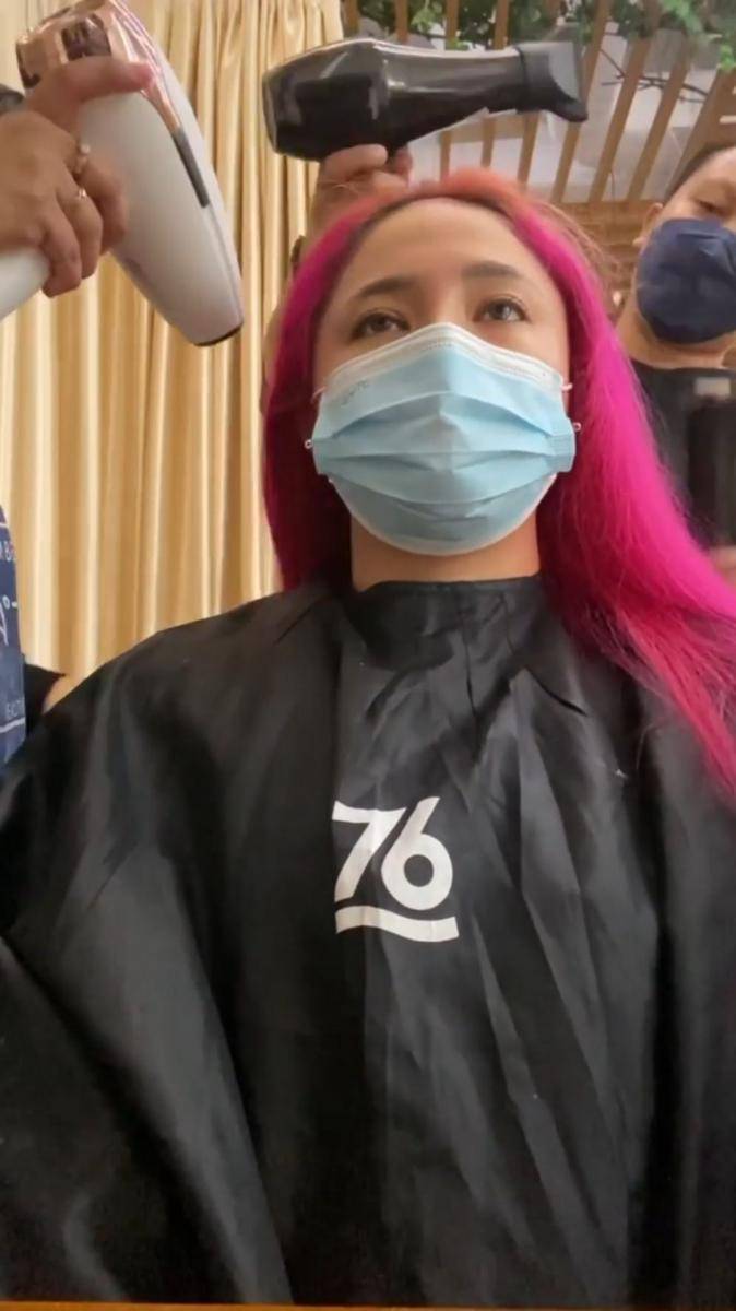 Marshanda mengganti warna rambutnya menjadi peach dan hot pink. (instagram.com/marshanda99)