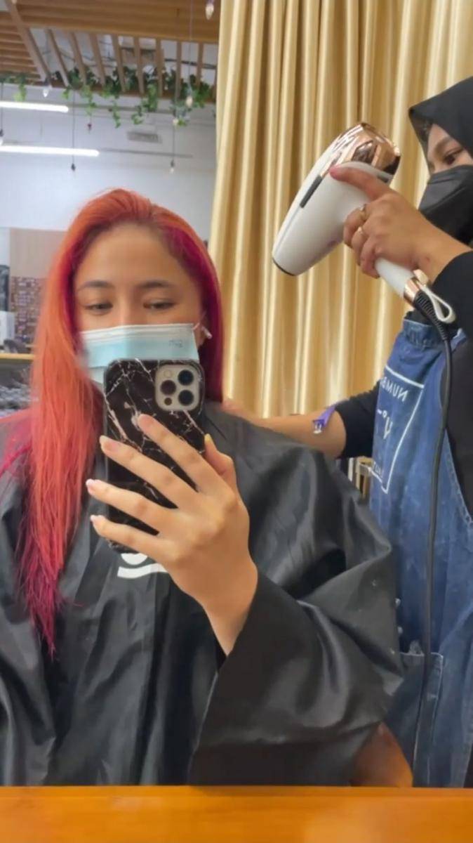 Marshanda mengganti warna rambutnya menjadi peach dan hot pink. (instagram.com/marshanda99)
