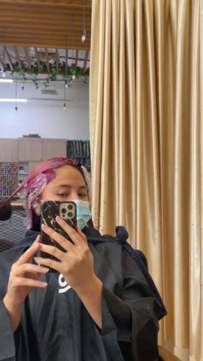 Marshanda mengganti warna rambutnya menjadi peach dan hot pink. (instagram.com/marshanda99)
