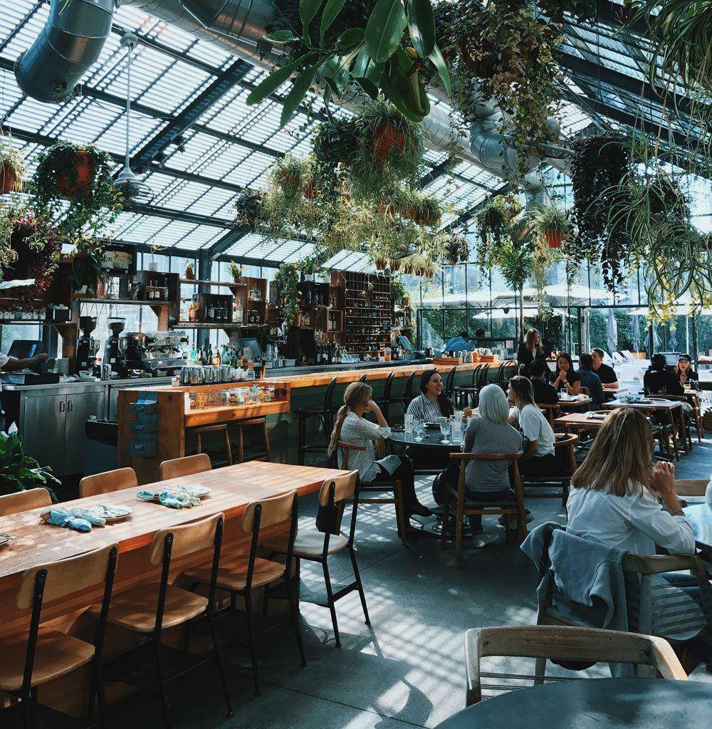 Ilustrasi suasana di cafe. (unsplash.com/kayleigh harrington)