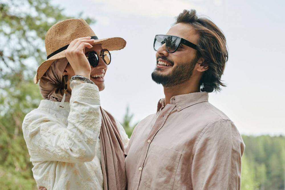 ilustrasi pasangan tertawa (pexels.com/August de Richelieu)