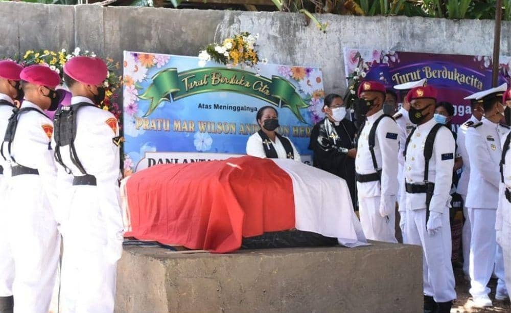 5 Potret Haru Suasana Pemakaman Praka Wilson yang Gugur Diserang KKB