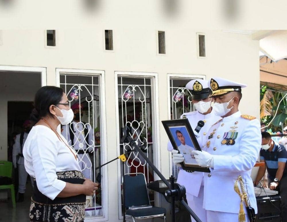 Suasana haru mewarnai upacara pemakaman Praka Marinir (Inf) Anumerta Wilson Anderson Here (www.instagram.com/@tni_angkatan_laut)