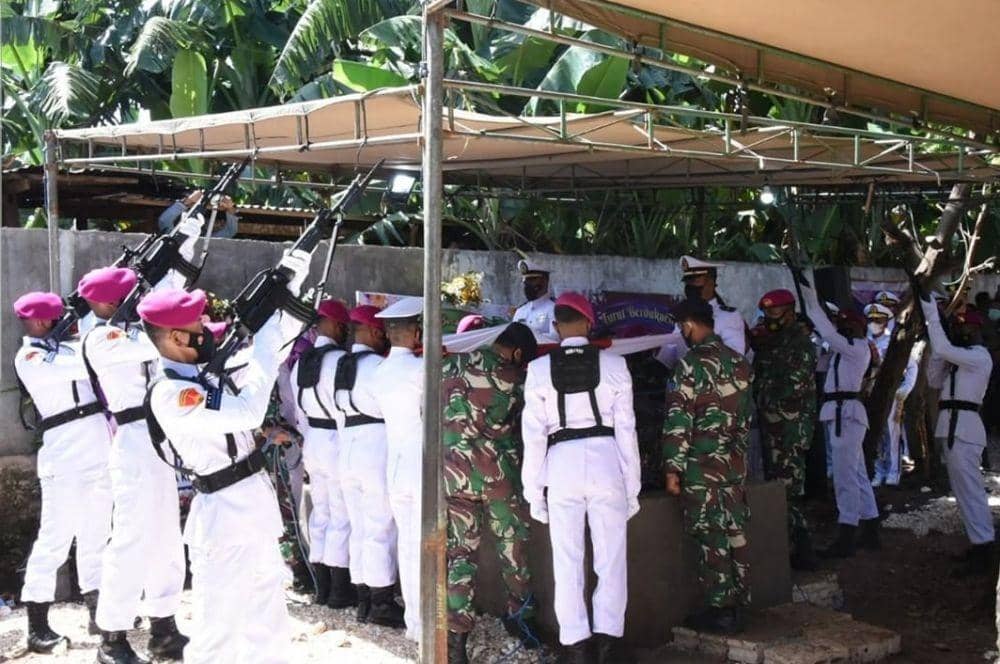 Suasana haru mewarnai upacara pemakaman Praka Marinir (Inf) Anumerta Wilson Anderson Here (www.instagram.com/@tni_angkatan_laut)