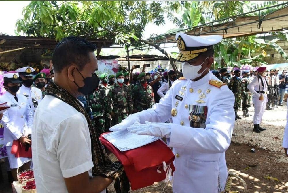 Upacara pemakaman Praka Marinir (Inf) Anumerta Wilson Anderson Here yang tewas ditembak KKB di Papua. (www.instagram.com/tni_angkatan_laut)