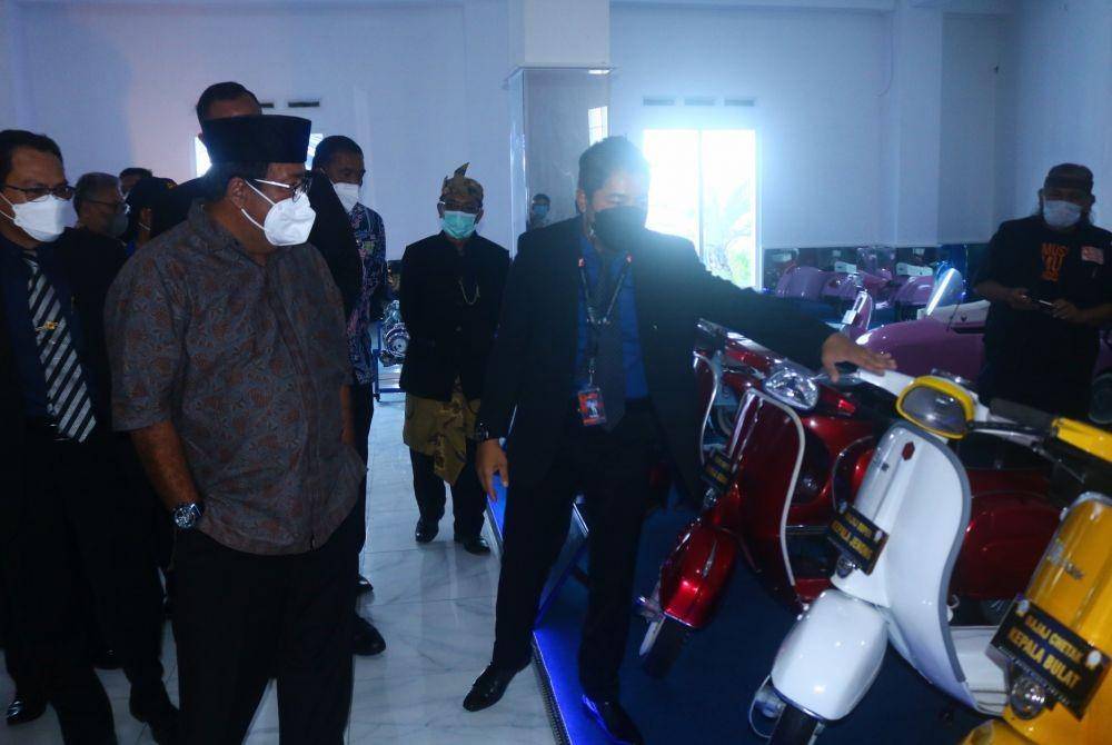 Rano Karno saat melihat sejumlah koleksi motor klasik di Museum Motor Klasik SMK NMC. IDN Times/Alfi Ramadana