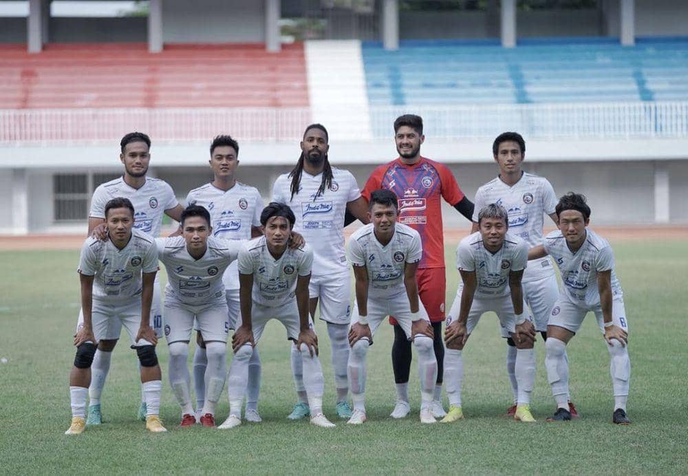 Pemain Arema saat berfoto sebelum laga di lapangan. (instagram.com/bagasadingrh)