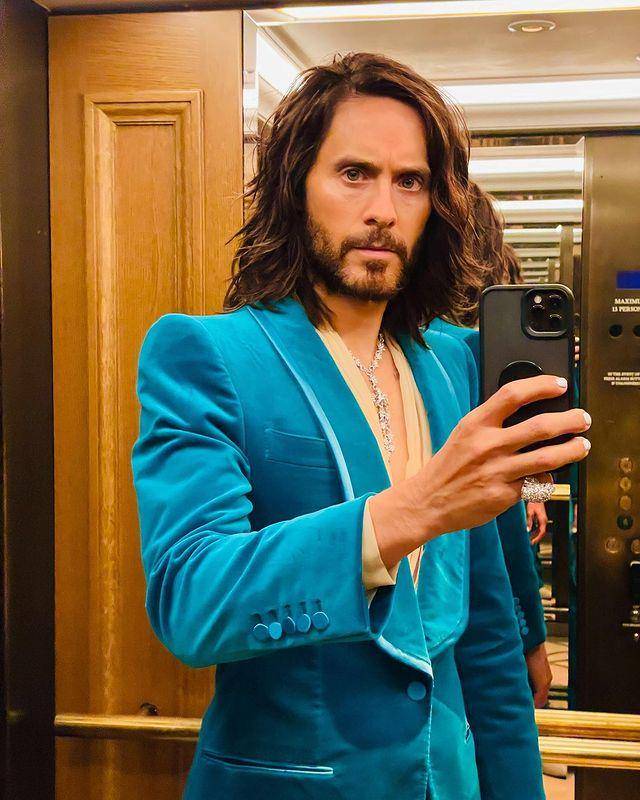 Jared Leto dalam balutan jas biru terang (instagram.com/jaredleto)