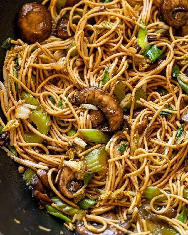 lo mein noodles (instagram.com/iwashyoudry)