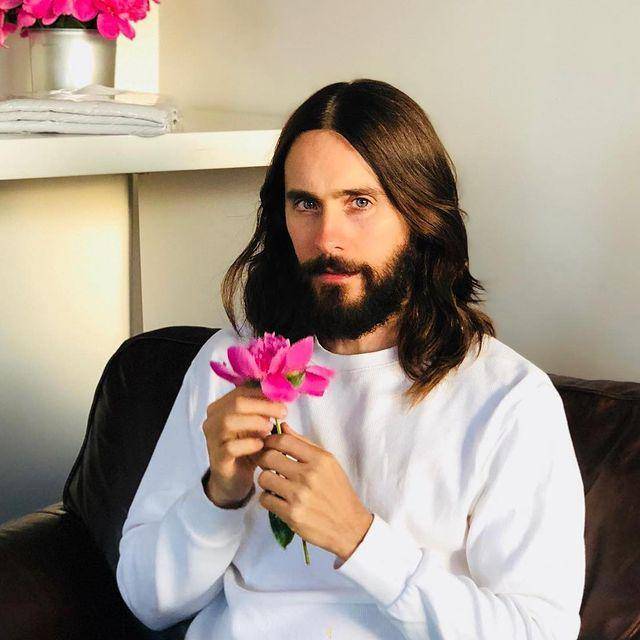 Jared Leto memegang setangkai bunga di hari valentine (instagram.com/jaredleto)