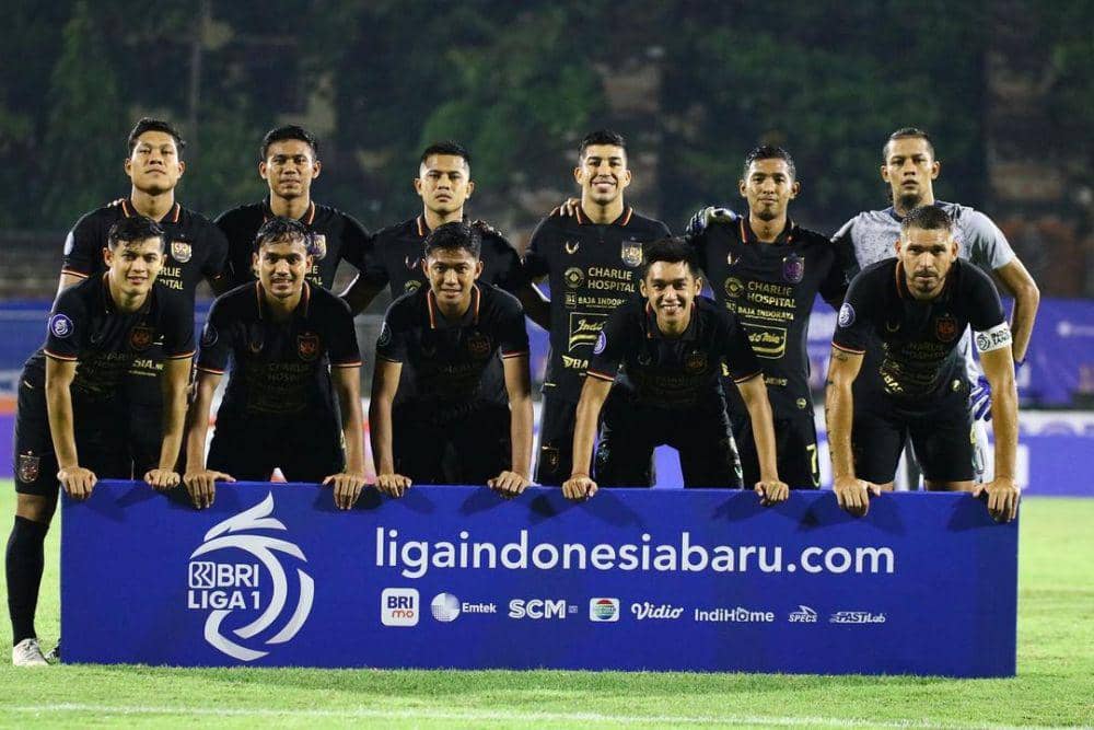 Pemain PSIS saat berfoto sebelum laga di lapangan. (instagram.com/wallacecostab)