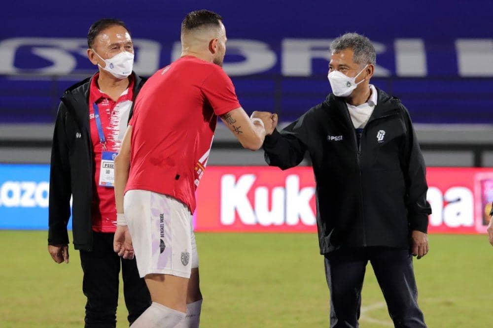 Direktur Utama BRI Sunarso bersama Ketum PSSI Mochamad Iriawan dan pemain Bali United (Dok. BRI)