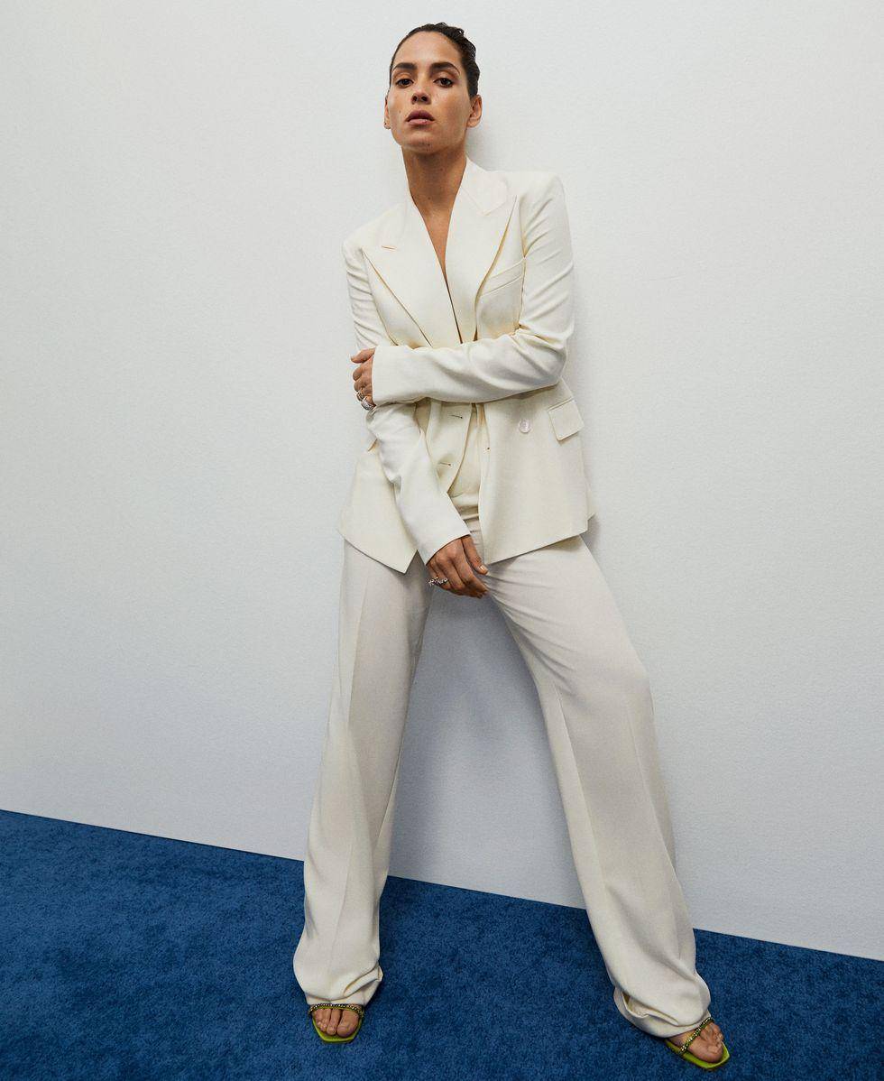 Adria Arjona (dok. Elle Magazine/Amar Daved)