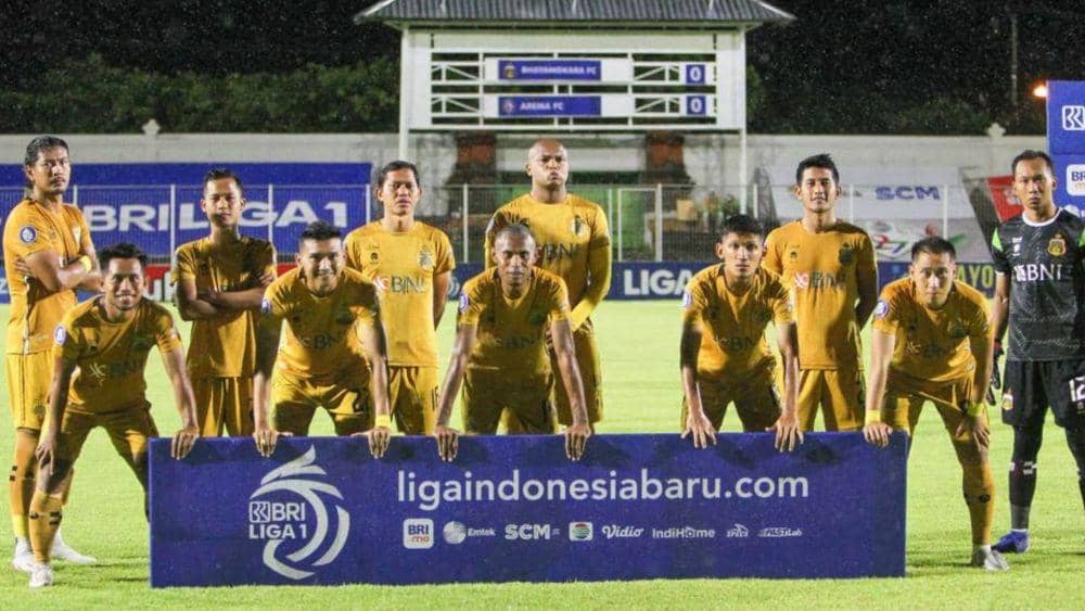 Pemain Bhayangkara saat berfoto sebelum laga di lapangan. (instagram.com/ruben_k.sanadi14)