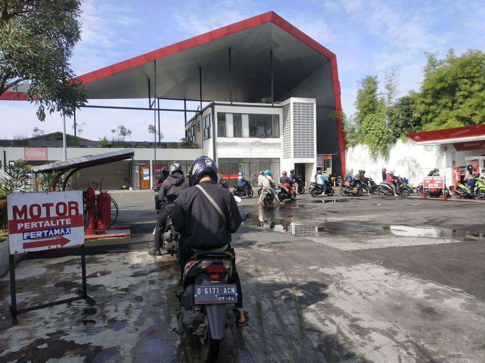 Masyarakat Pilih Antre Beli Pertalite karena Pertamax Kemahalan