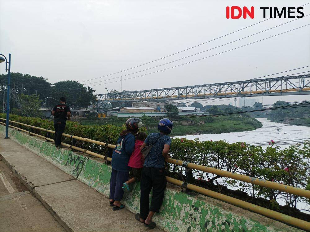 Suasana Kali Bekasi yang mengeluarkan busa seperti salju, Jumat (1/4/2022). (IDN Times/Imam Faishal)