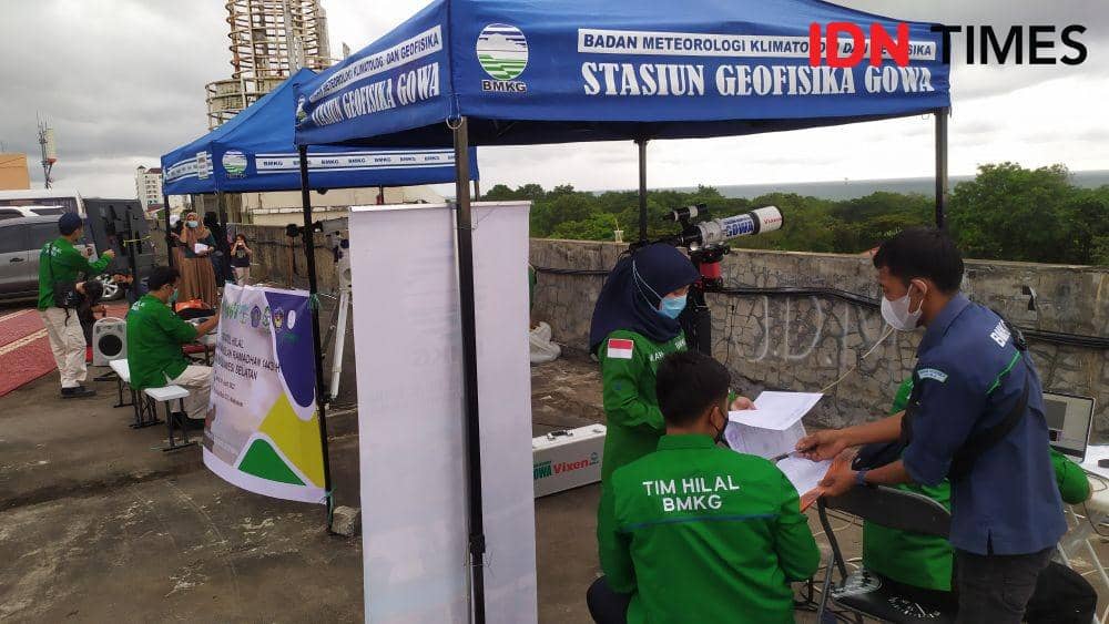 Proses pemantauan hilal di Makassar. (IDN Times/Sahrul Ramadan)