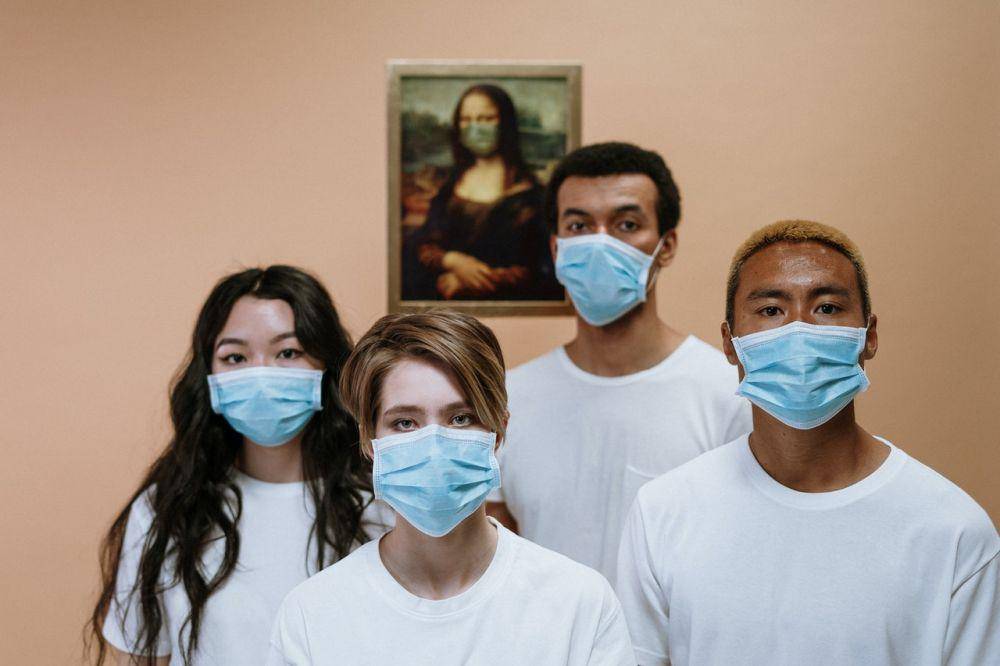 ilustrasi memakai masker (pexels.com/cottonbro)
