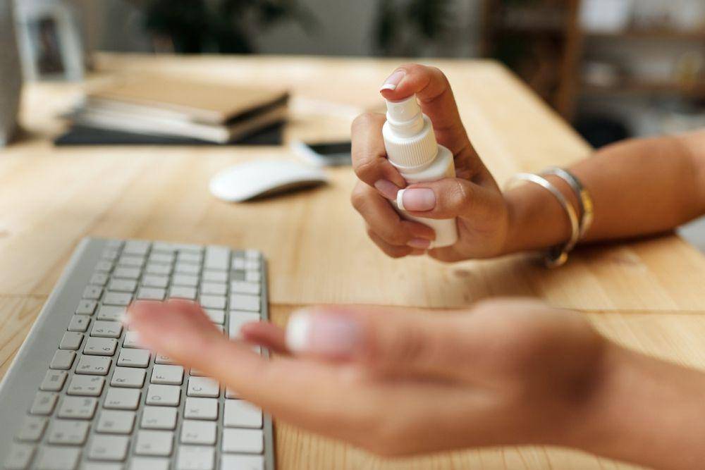 Ilustrasi menggunakan hand sanitizer (pexels.com/Michelangelo Buonarroti)