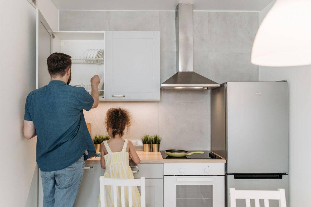 ilustrasi ayah dan anak di dapur (pexels.com/Pavel Danilyuk)