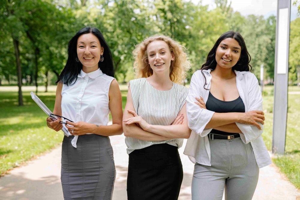 5 Cara Perempuan Dewasa Menikmati Hidup, Gak Banyak Gaya