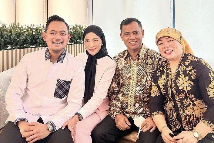 Jadi Agen, 10 Kedekatan Keluarga Fuji dengan Shandy Purmasari