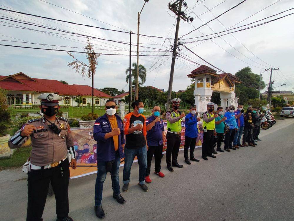 HPCI Tanjung Balai Bagi-bagi Masker untuk Pengendara Motor (Dok. IDN Times)