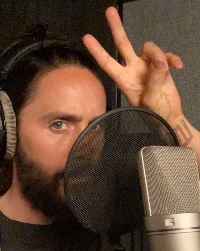 Jared Leto di balik microphone (instagram.com/jaredleto)
