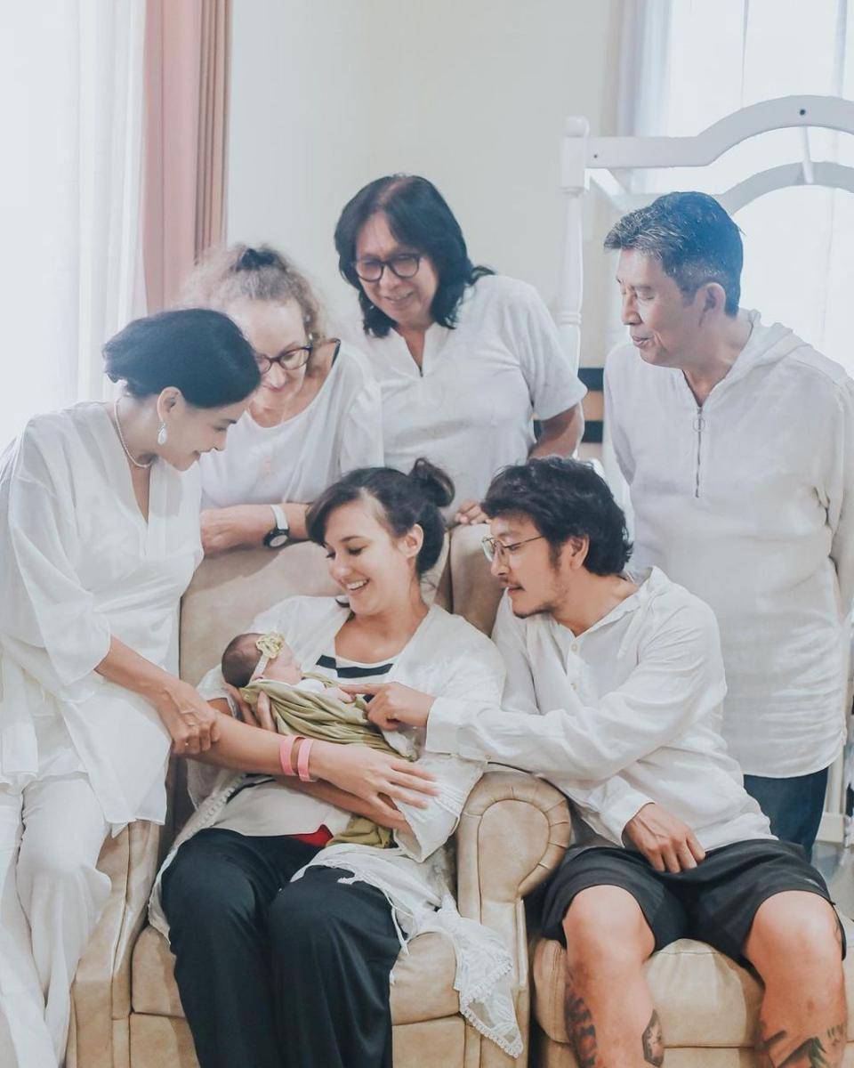 potret keluarga Dimas Anggara dan Nadine Chandrawinata (instagram.com/nadinelist)