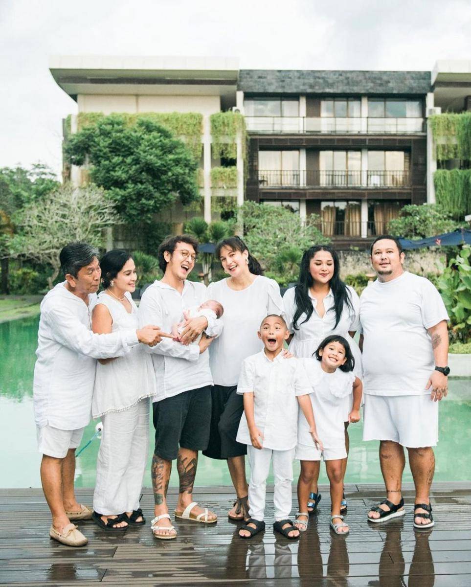 potret keluarga Dimas Anggara dan Nadine Chandrawinata (instagram.com/dimsanggara)