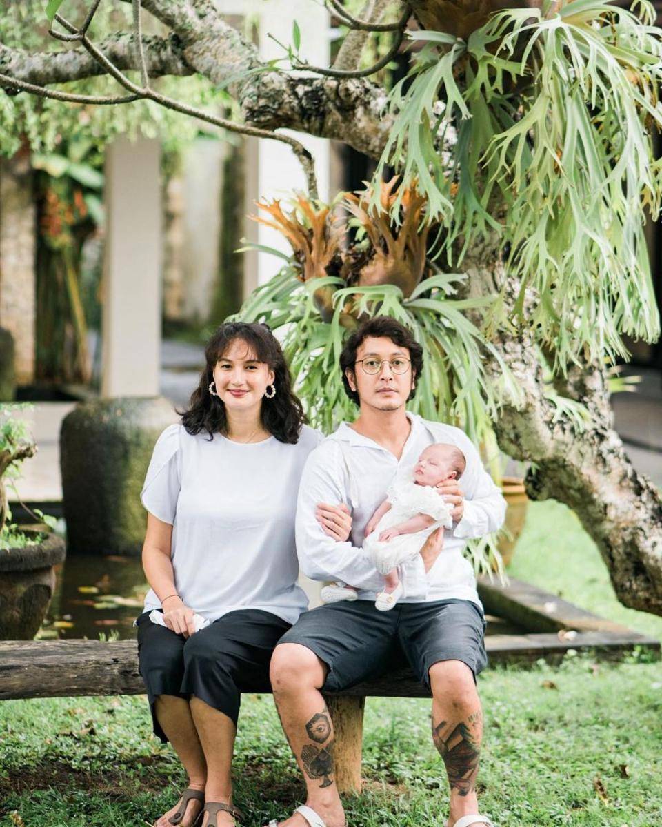 potret keluarga Dimas Anggara dan Nadine Chandrawinata (instagram.com/dimsanggara)