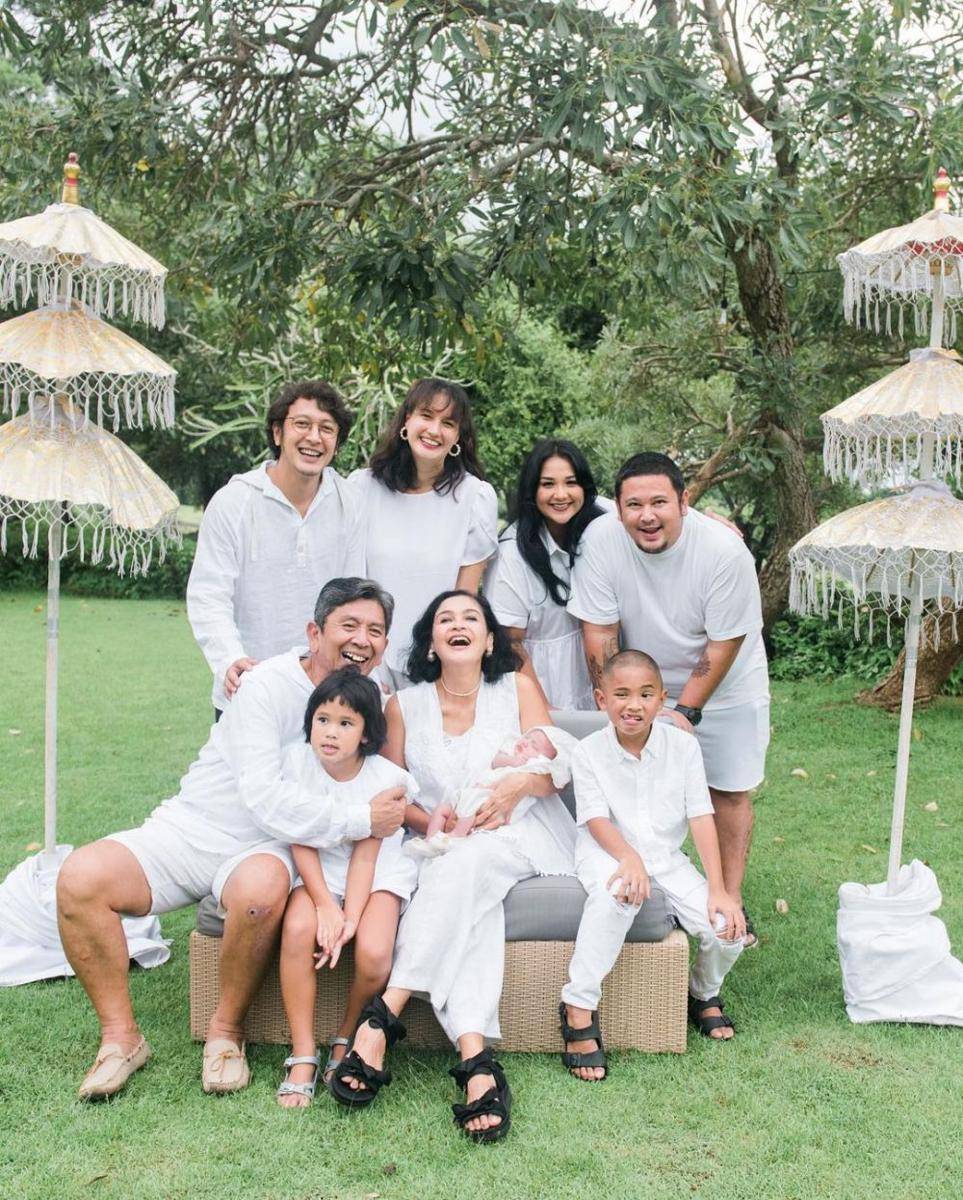 potret keluarga Dimas Anggara dan Nadine Chandrawinata (instagram.com/dimsanggara)