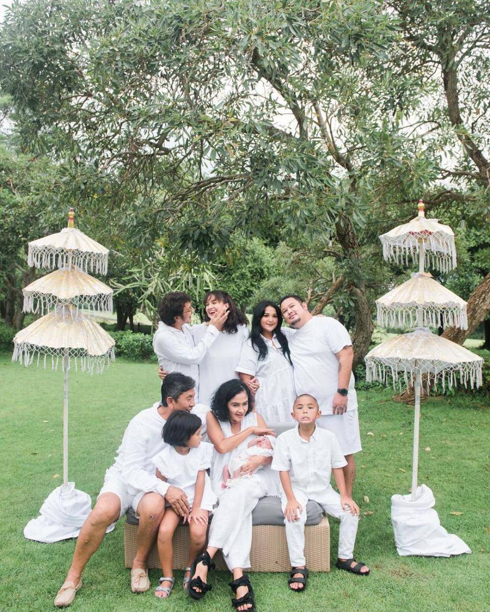 potret keluarga Dimas Anggara dan Nadine Chandrawinata (instagram.com/dimsanggara)