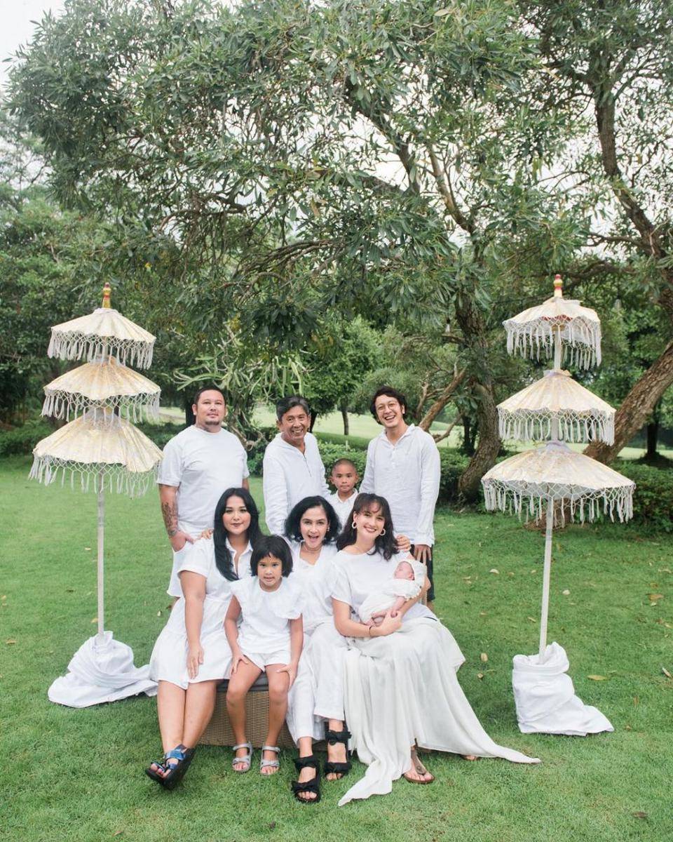potret keluarga Dimas Anggara dan Nadine Chandrawinata (instagram.com/nadinelist)