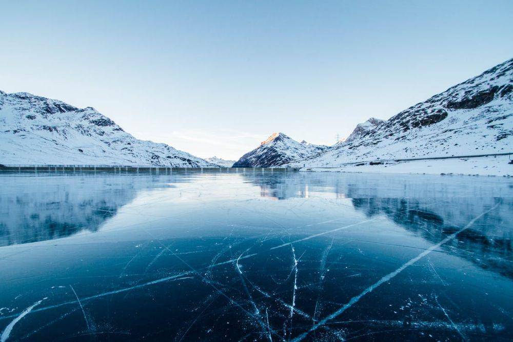 ilustrasi danau yang membeku (pexels.com/Riccardo)