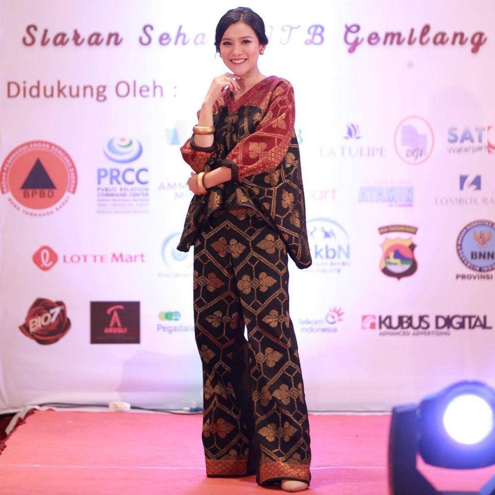 Gaya Etnik Anita Maerani (instagram.com/anitamae11)