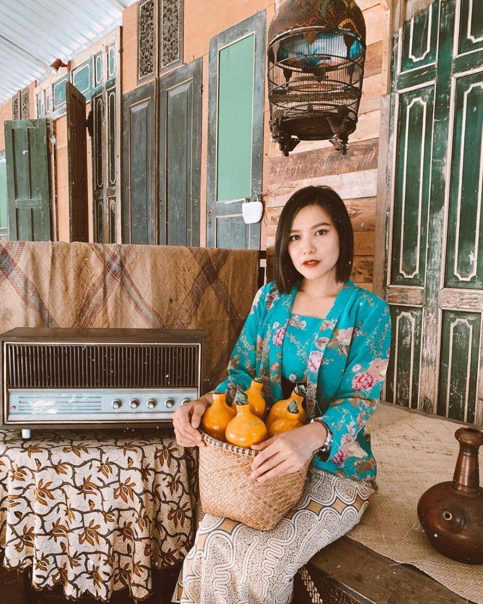 Kebaya Anita Maerani (instagram.com/anitamae11)