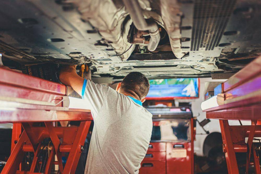 Ilustrasi Montir Melakukan Servis Mobil (unsplash.com/Enis Yavuz)
