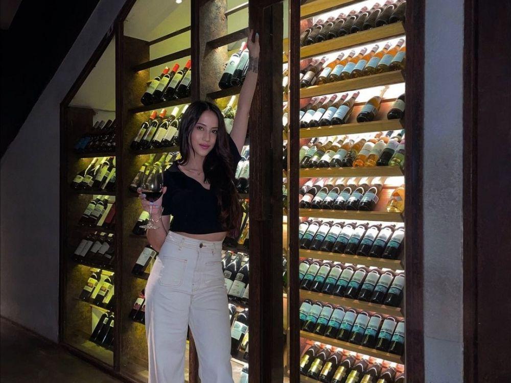 10 Potret Istri Mike Lewis, Janisaa Pradja si Pakar Wine