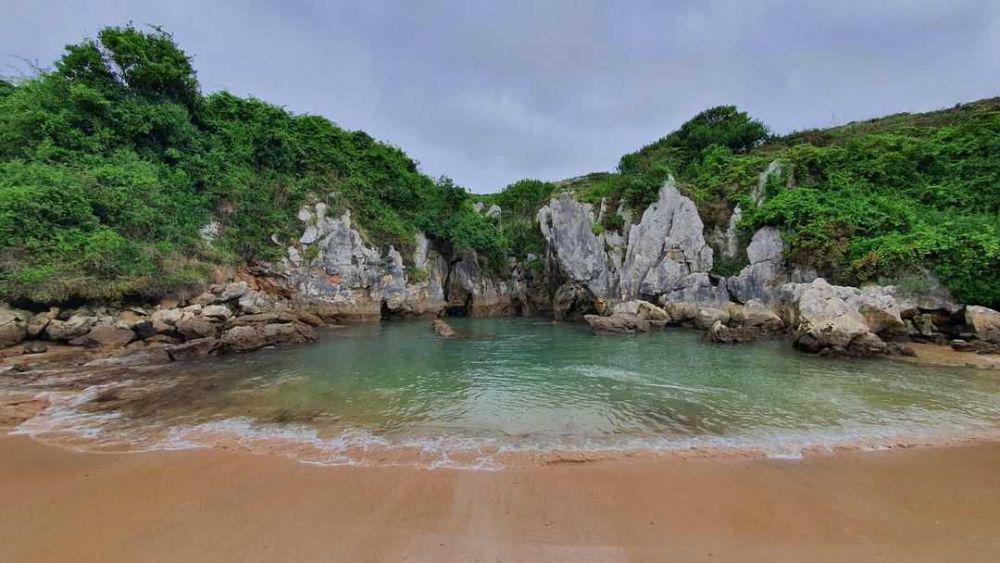 9 Potret Playa de Gulpiyuri, Pantai Tanpa Laut di Spanyol